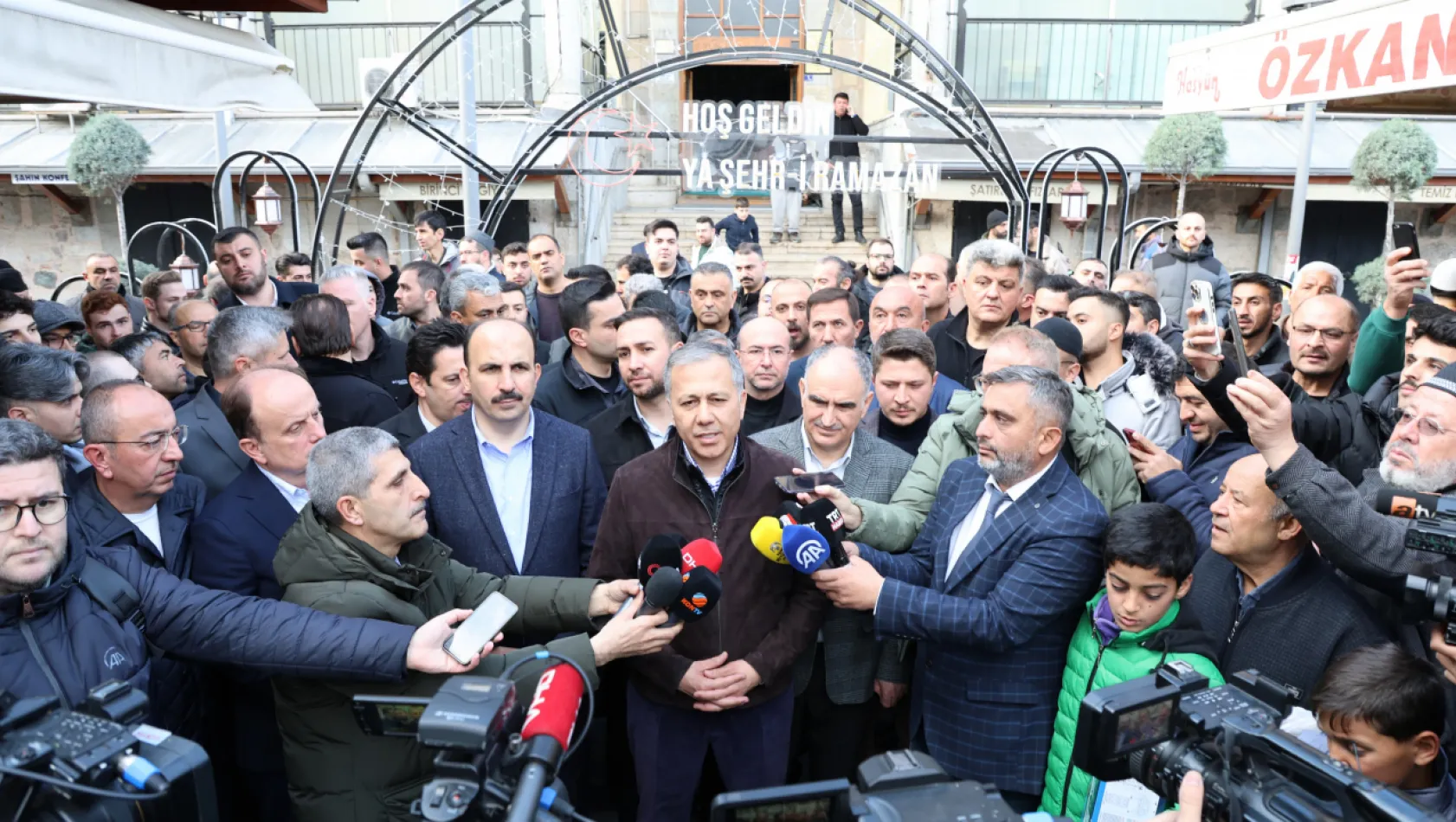 İçişleri Bakanı Yerlikaya Bayramın İlk Günü Konyalılarla Buluştu