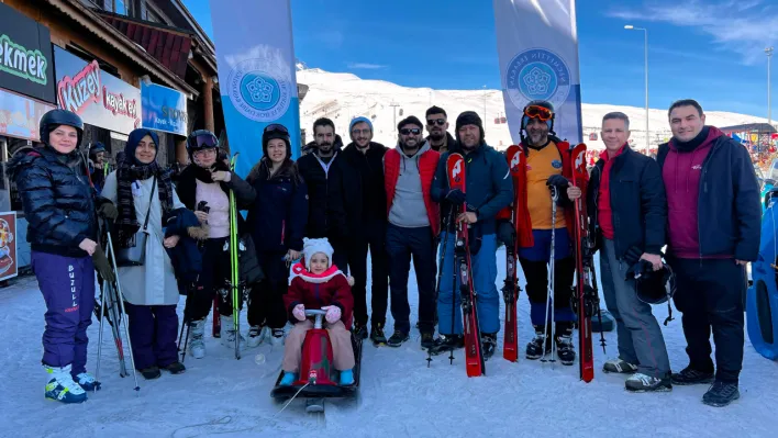  NEÜ Personeli Erciyes'te Kayak Etkinliğinde Buluştu